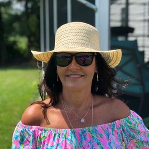 Meet your Posher, Deedee